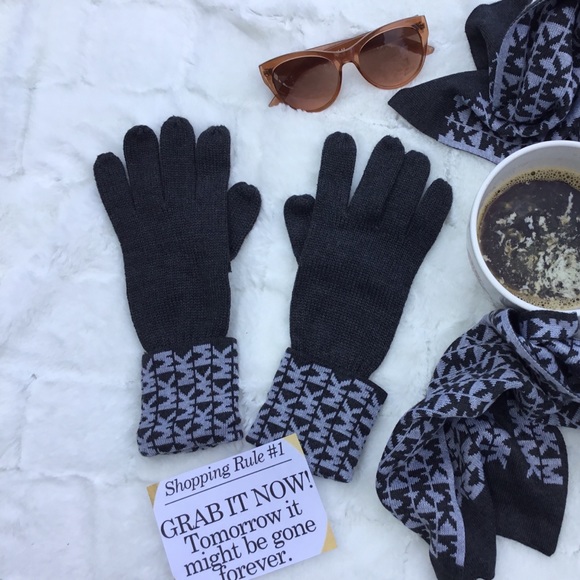 MICHAEL Michael Kors Accessories - NWOT Michael Kors Charcoal Gray Gloves With Logo MICHAEL Michael Kors Accessories - NWOT Michael Kors Charcoal Gray Gloves With Logo